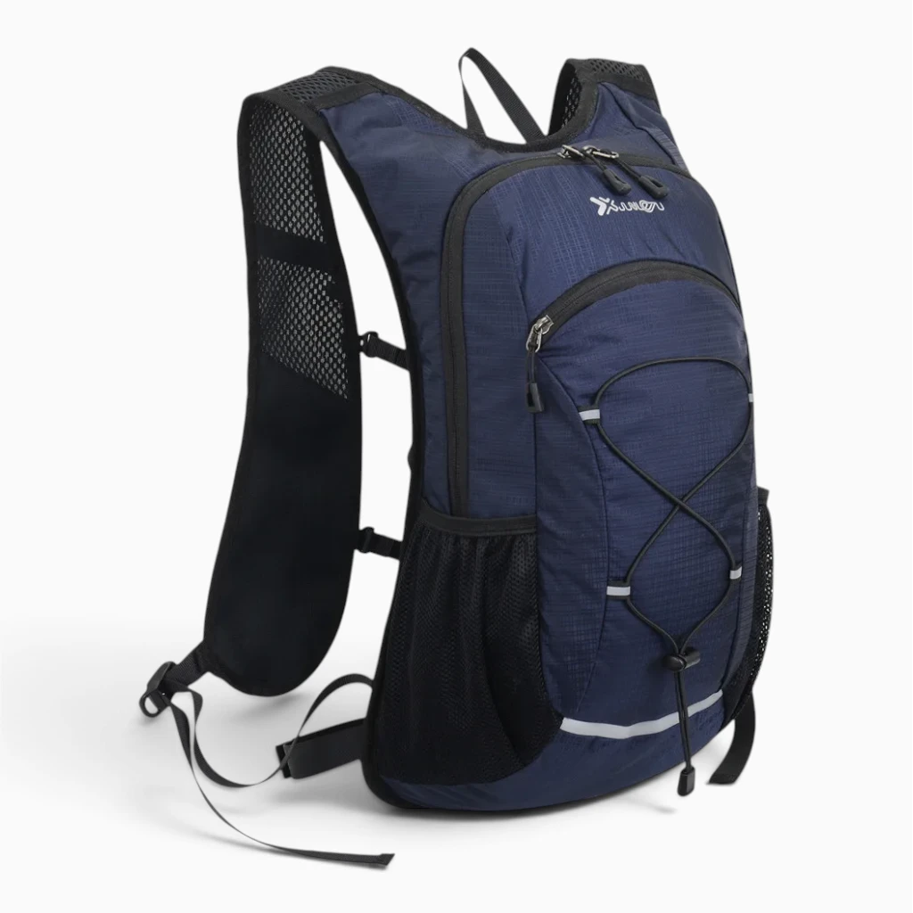 Sac à dos running gris porté pendant une sortie jogging en montagne