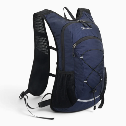 Sac à dos running gris porté pendant une sortie jogging en montagne