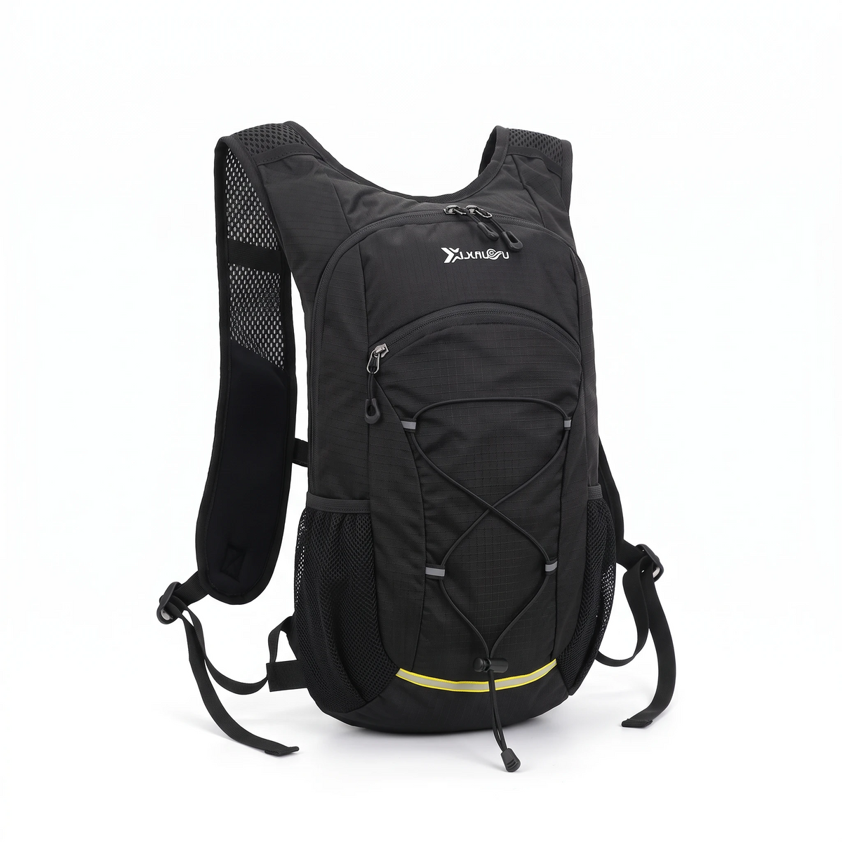 Cycliste portant le sac à dos running lors d'une balade en forêt
