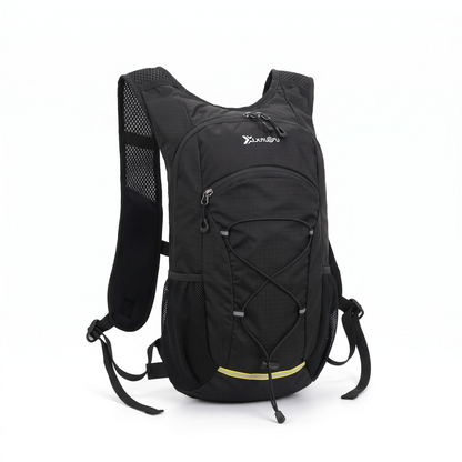 Cycliste portant le sac à dos running lors d'une balade en forêt