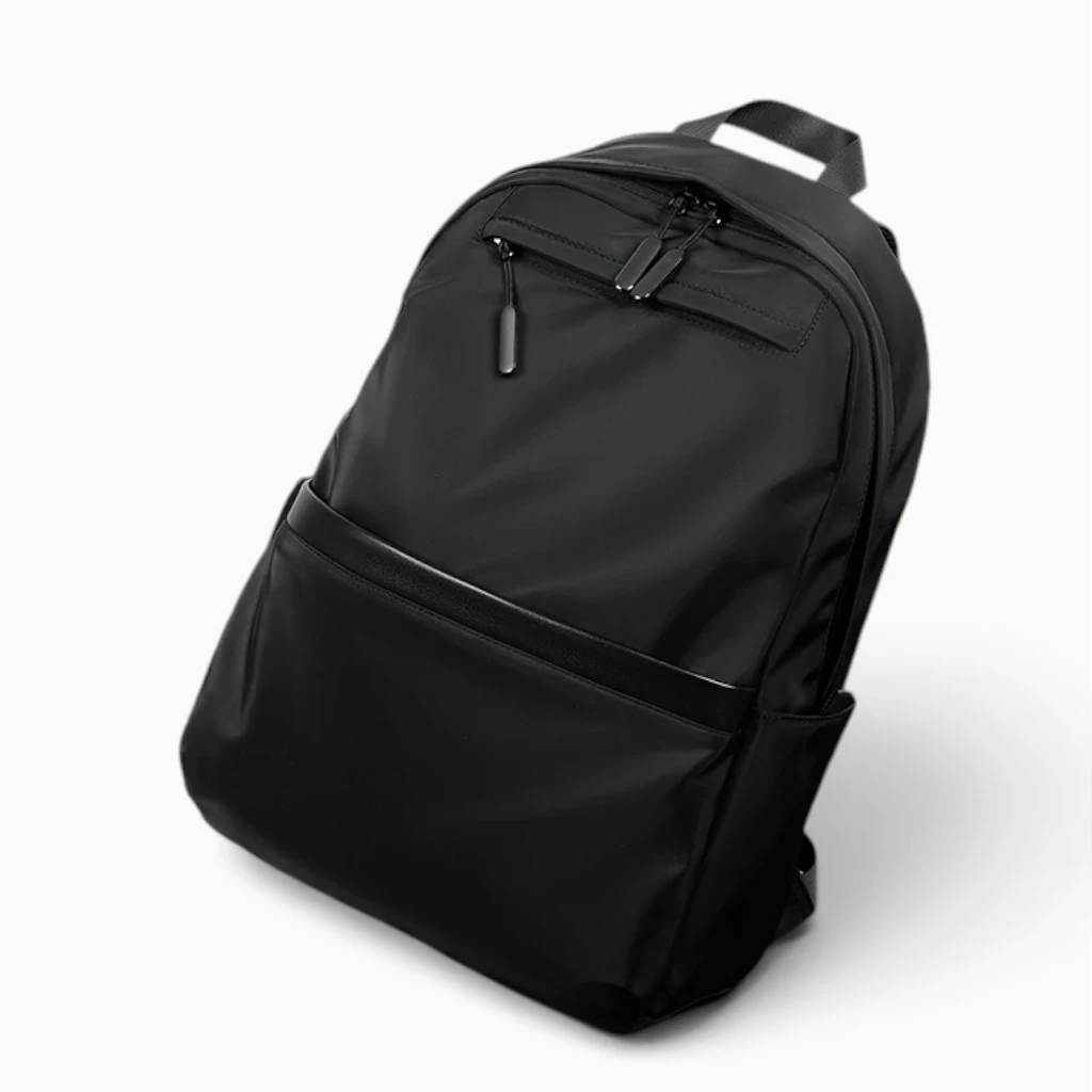 Vue détail des poches et sangles ergonomiques du sac à dos sportswear