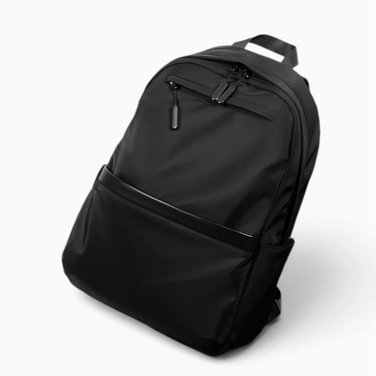 Vue détail des poches et sangles ergonomiques du sac à dos sportswear