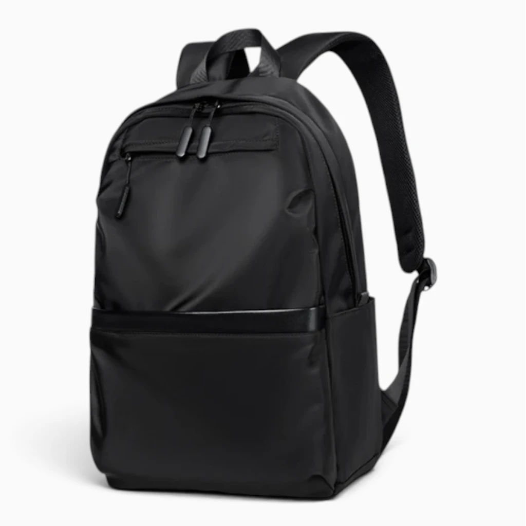 Profil latéral du sac à dos sportswear montrant sa structure spacieuse