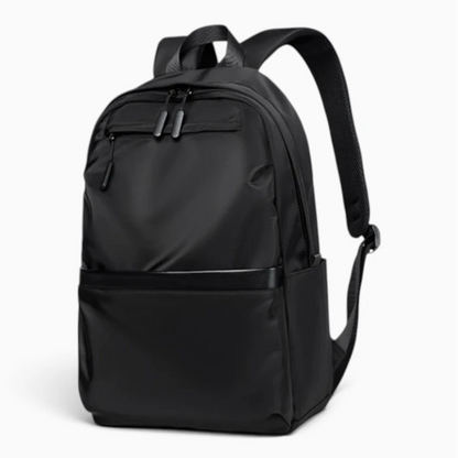 Profil latéral du sac à dos sportswear montrant sa structure spacieuse