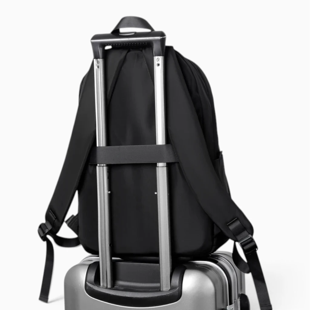 Intérieur organisé du sac à dos sportswear avec compartiments de rangement