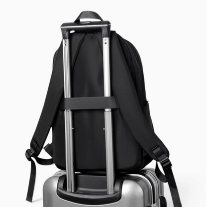 Intérieur organisé du sac à dos sportswear avec compartiments de rangement