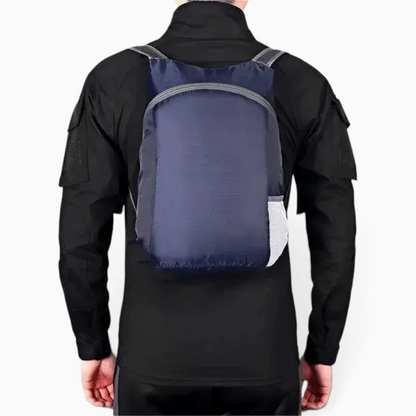 Vue de face du sac à dos trekking rouge aux dimensions compactes idéales pour voyages
