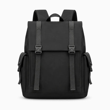 Sac à dos bureau homme porté sur l'épaule en situation de trajet