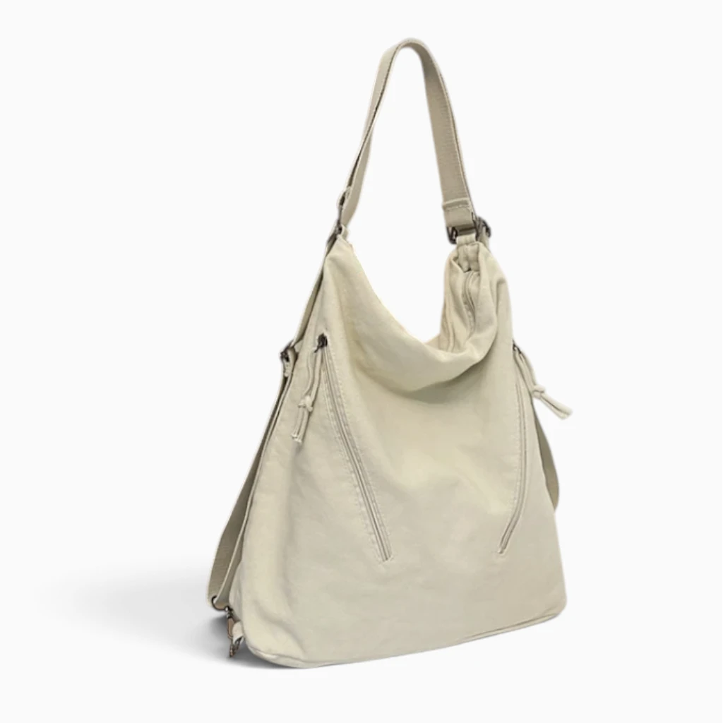 Sac à dos ville ultra léger femme en toile beige, porté sur les épaules en milieu urbain