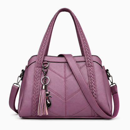 Sac à main femme cabas en cuir rouge, vue de face avec détail de la texture