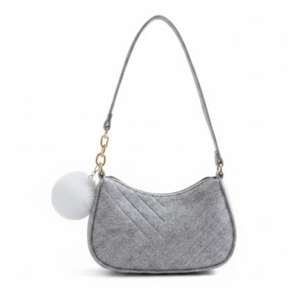 Détail de la texture mate du feutre sur sac à main épaule compact