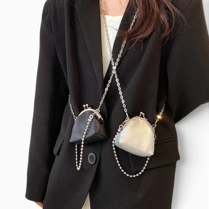 Sac à main femme tendance 2025 porté en bandoulière croisée, détail chaîne