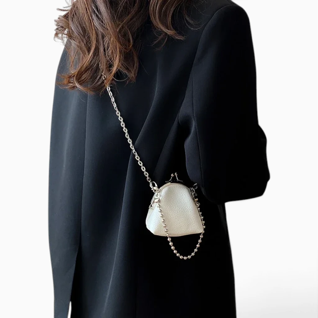 Sac à main femme format compact blanc, port épaule avec chaîne