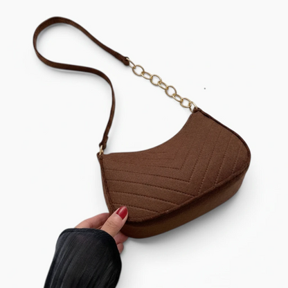 Sac à main compact marron bandoulière, vue de face sur fond neutre