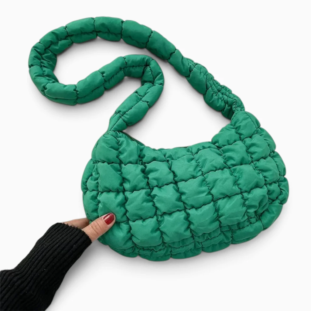 Sac à main original hobo rembourré porté à l'épaule sur tenue casual
