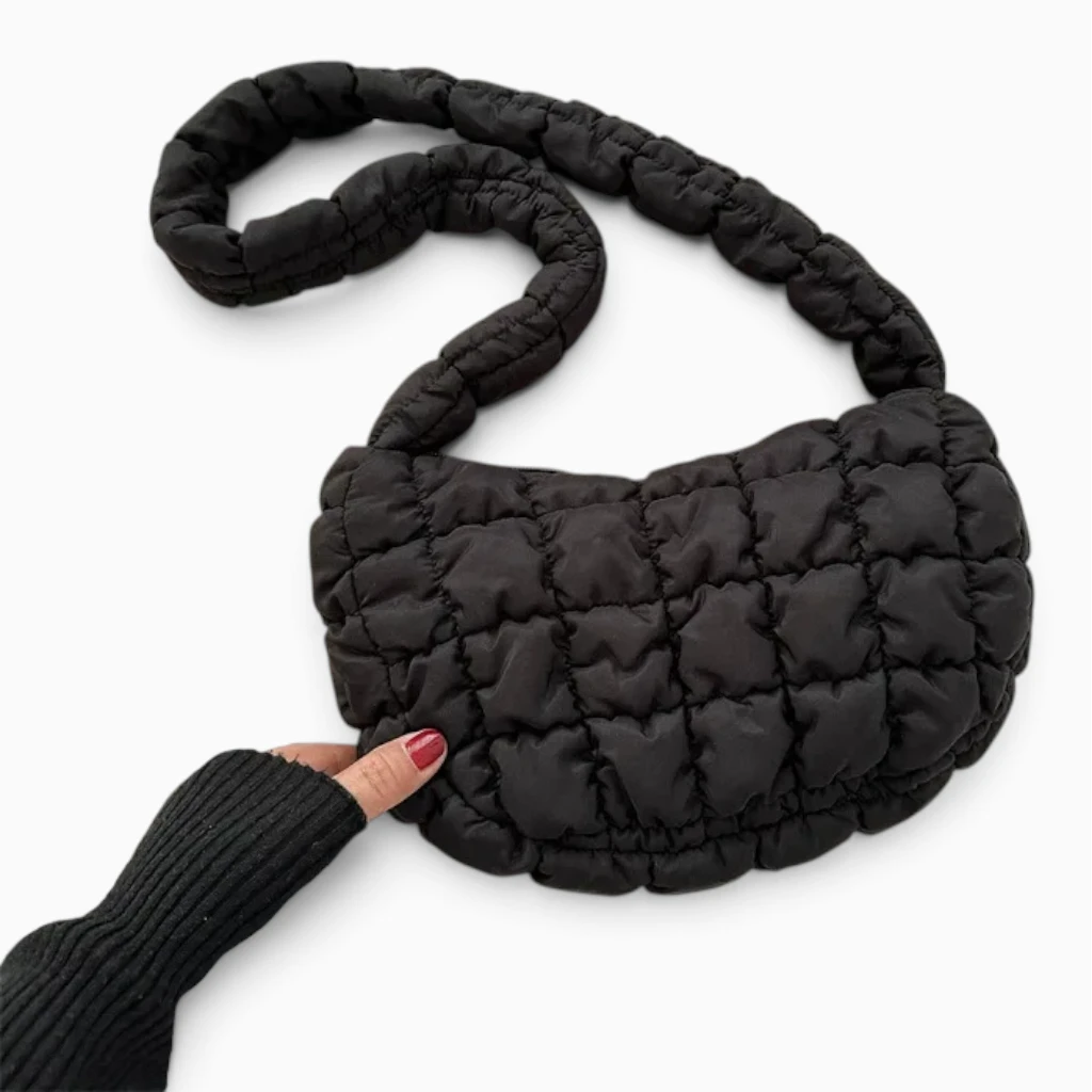 Détail de la texture matelassée et des volumes doux du sac bandoulière
