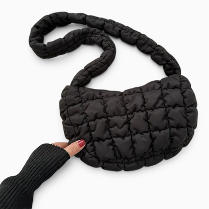 Détail de la texture matelassée et des volumes doux du sac bandoulière