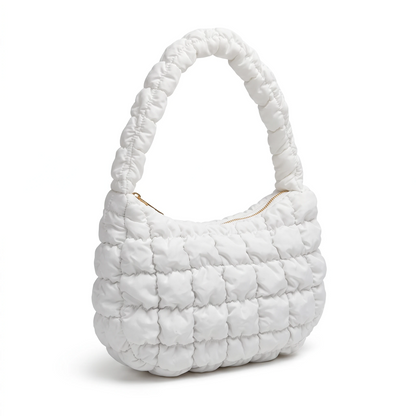 Sac à main original aux coloris variés posé sur fond neutre
