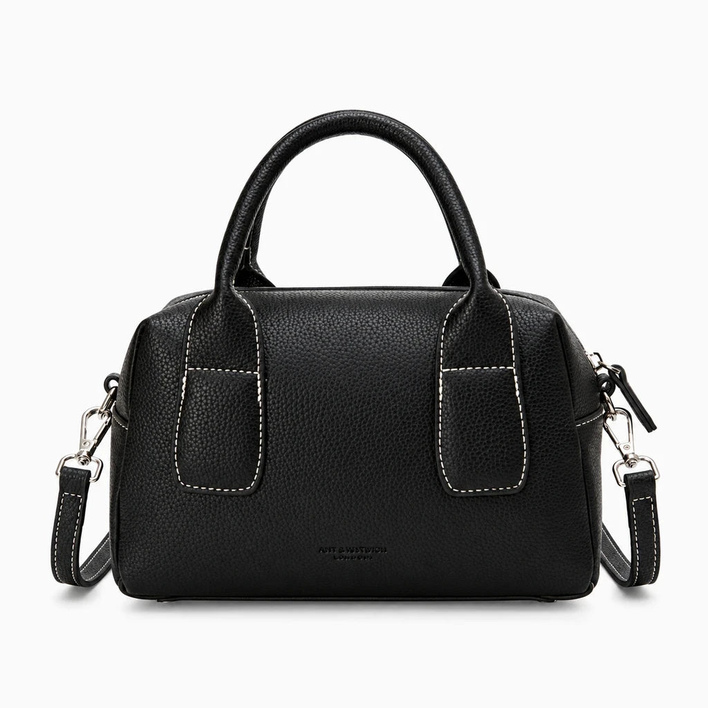 Sac à main porté épaule de forme carrée en noir, vu de face avec bandoulière