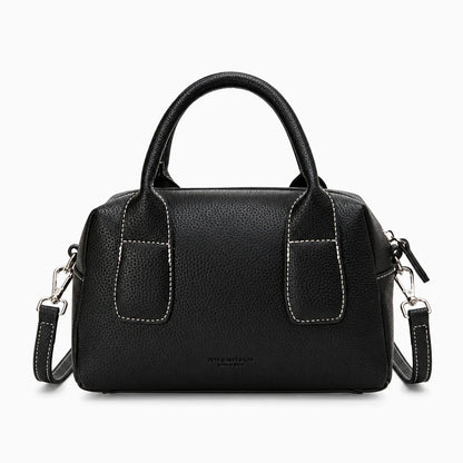Sac à main porté épaule de forme carrée en noir, vu de face avec bandoulière