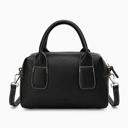 Sac à main porté épaule de forme carrée en noir, vu de face avec bandoulière