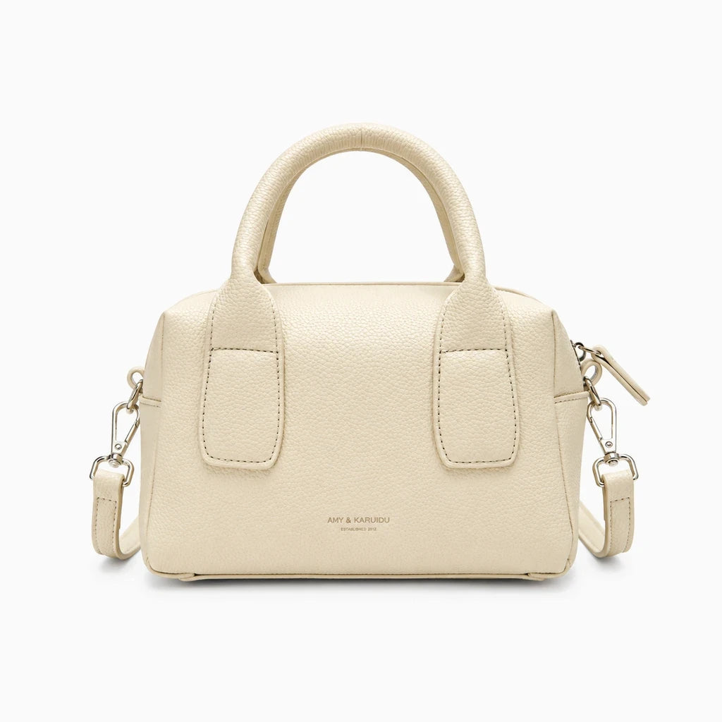 Sac porté épaule compact gris clair, silhouette carrée affichée en vue trois-quarts