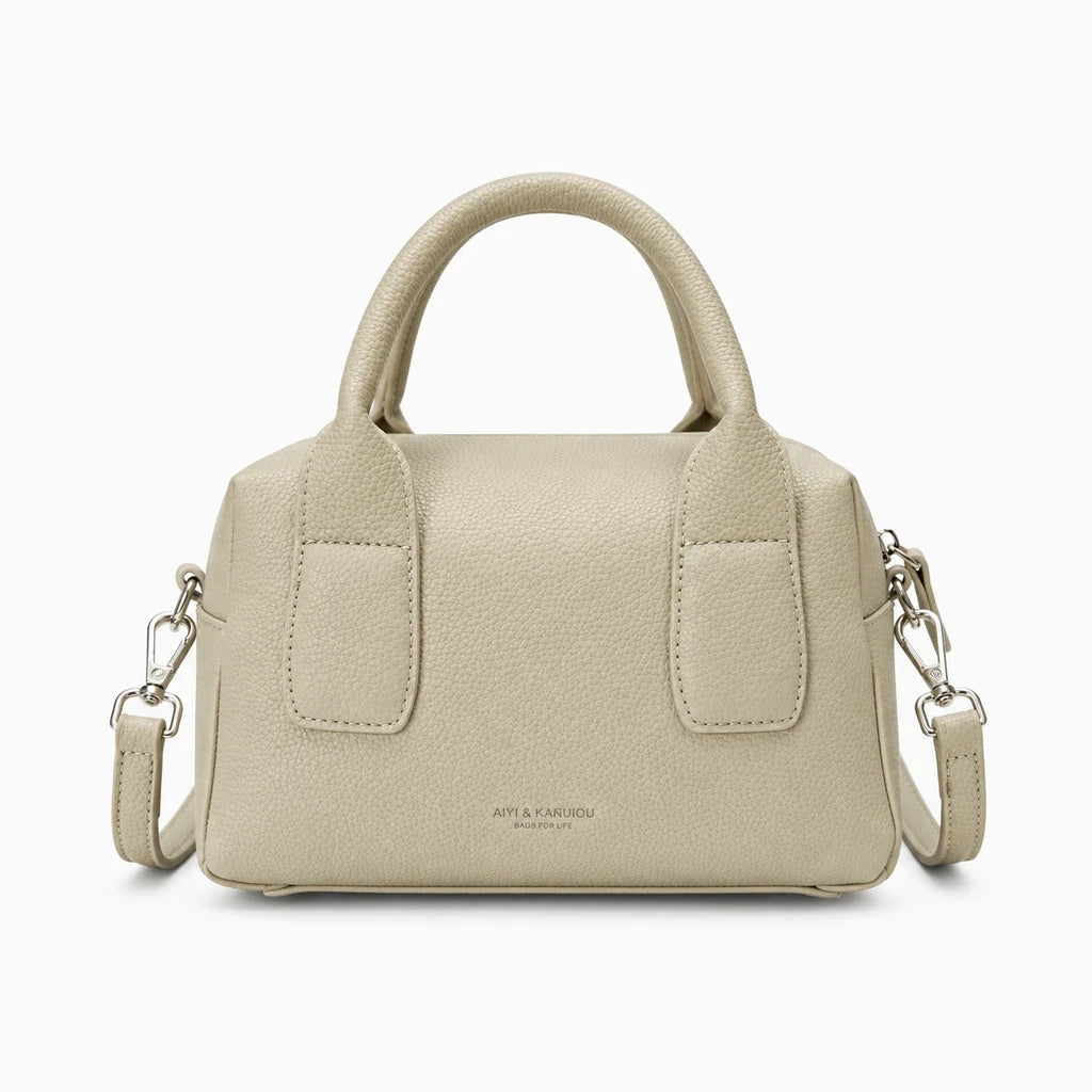 Petit sac à main blanc avec chaîne d'épaule, détail de la texture et des coutures