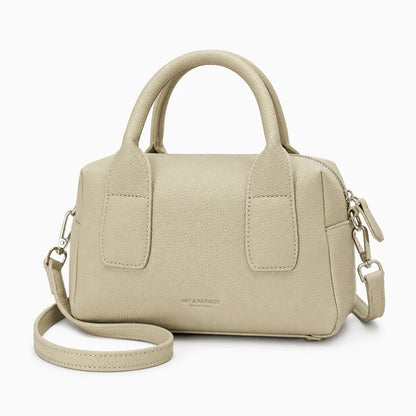 Sac bandoulière de jour noir posé sur une épaule, allure minimaliste et épurée