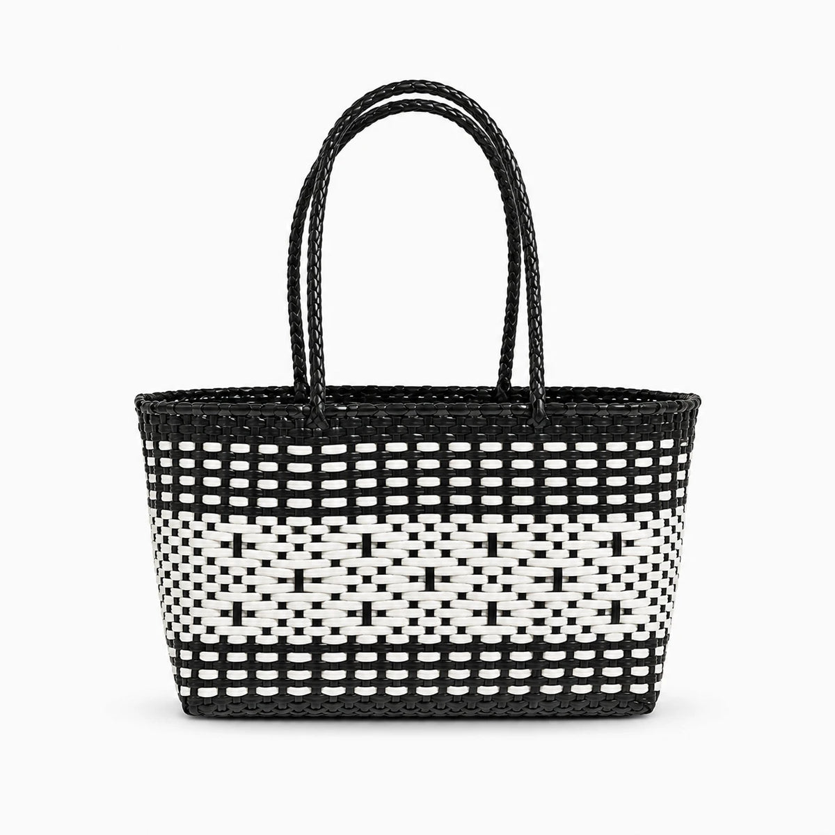 Bandoulière de sac tressé porté à l'épaule, format panier structuré
