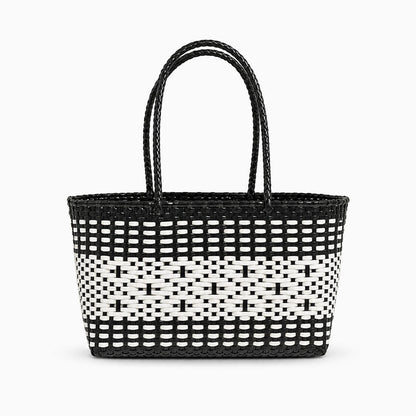 Bandoulière de sac tressé porté à l'épaule, format panier structuré