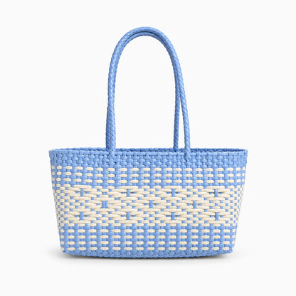Détail du tissage ajouré du sac à main tressé laissant voir la doublure