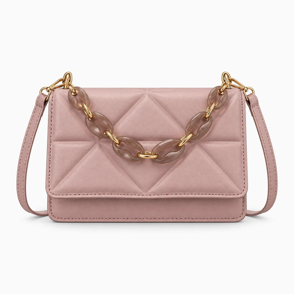 Sac à mains vintage porté au quotidien, accompagnant une tenue décontractée avec élégance intemporelle