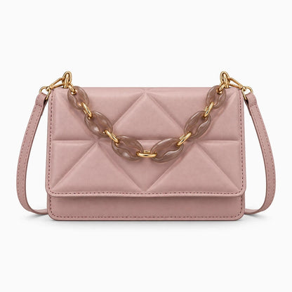 Sac à mains vintage porté au quotidien, accompagnant une tenue décontractée avec élégance intemporelle