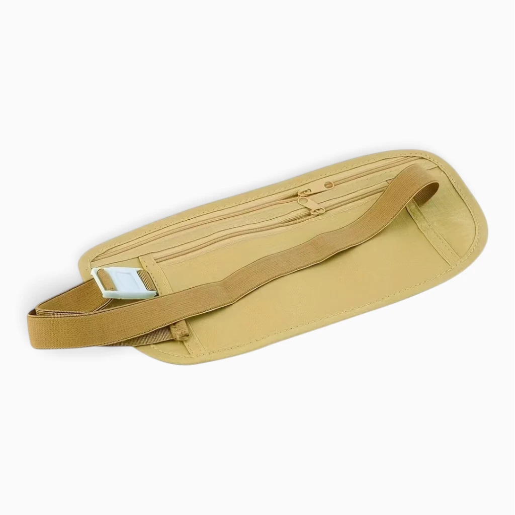 Femme en mouvement avec sac ceinture porté discrètement sous vêtement
