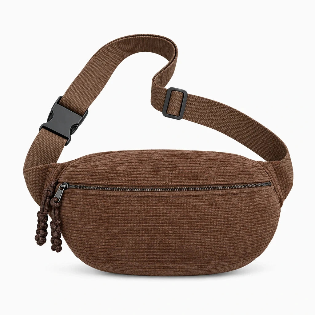 Sac banane marron en velours côtelé porté à la taille sur un look décontracté