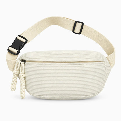 Détail de la texture velours côtelé du sac banane marron avec fermeture pratique
