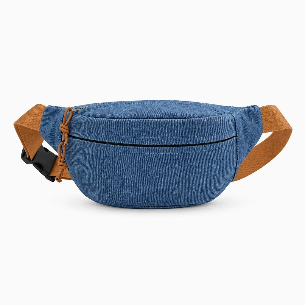 Sac banane marron porté en travers du corps pendant une balade en extérieur