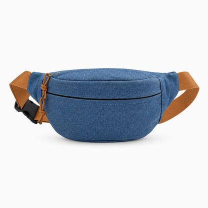 Sac banane marron porté en travers du corps pendant une balade en extérieur