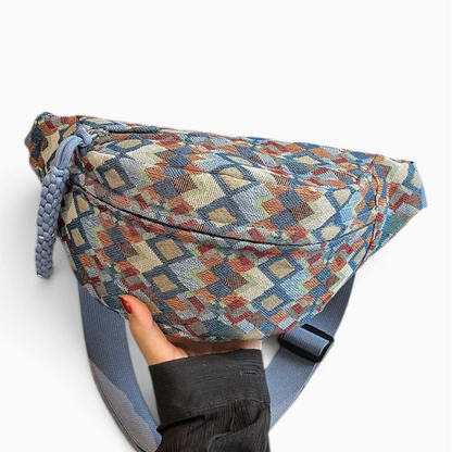 Sac banane femme marron clair, porté en bandoulière avec sangle réglable