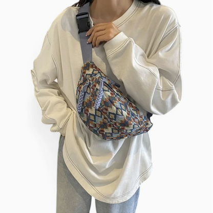 Sac banane xl femme bleu marine velours, détail de la poche frontale et des coutures