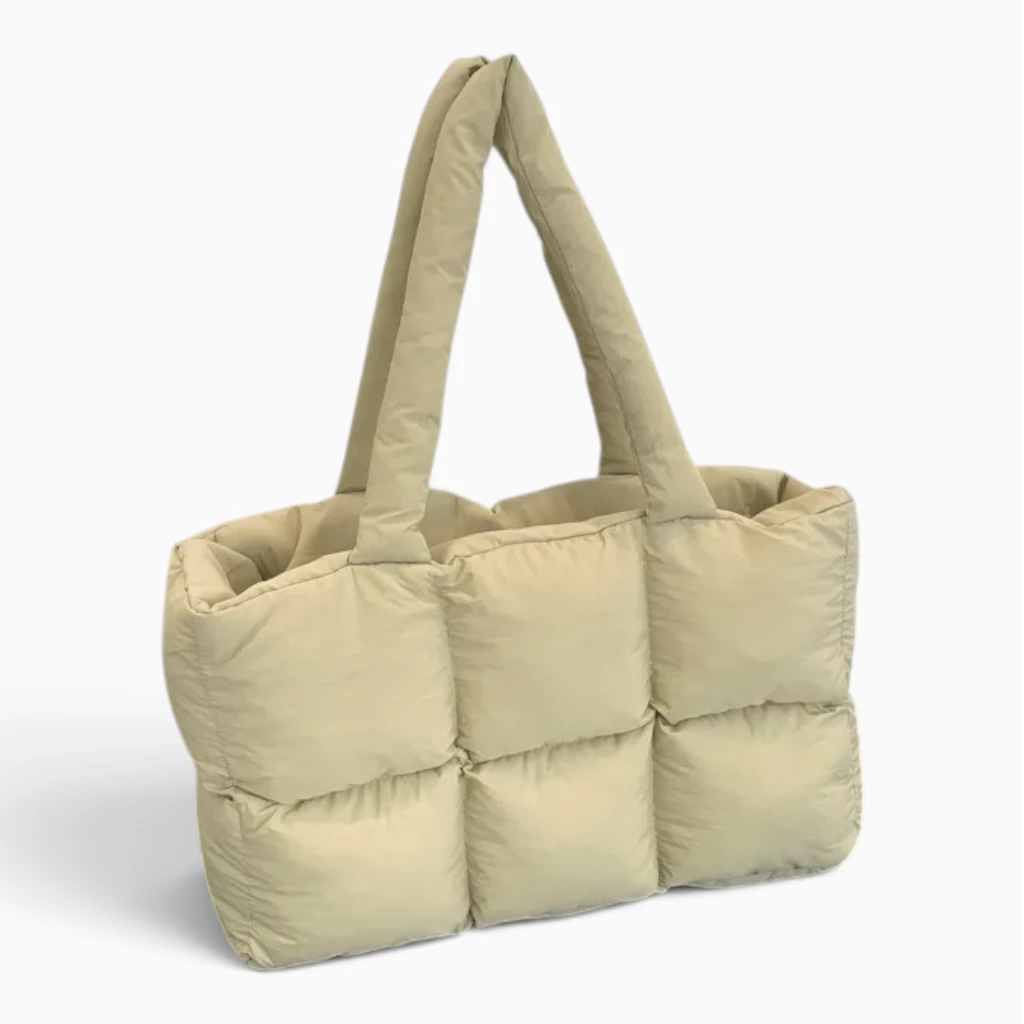 Détail du matelassage et de la texture du sac bandoulière marron