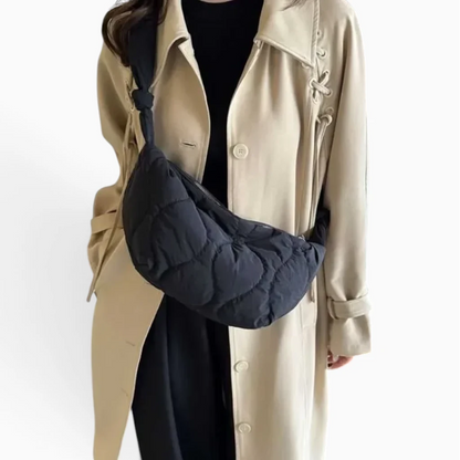 Sac en toile cabas blanc porté à l'épaule, forme généreuse et confortable