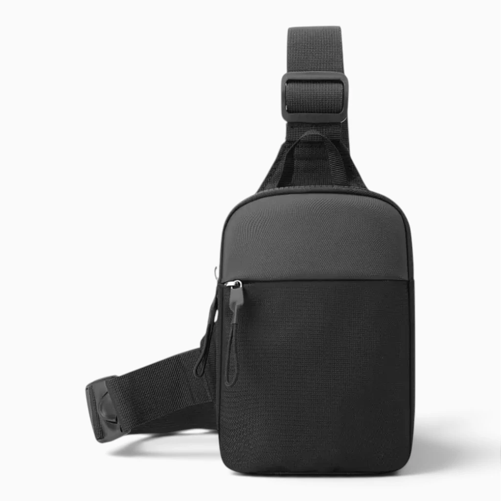 Détail de la poche frontale et de l'ajustement du sac ceinture pour homme