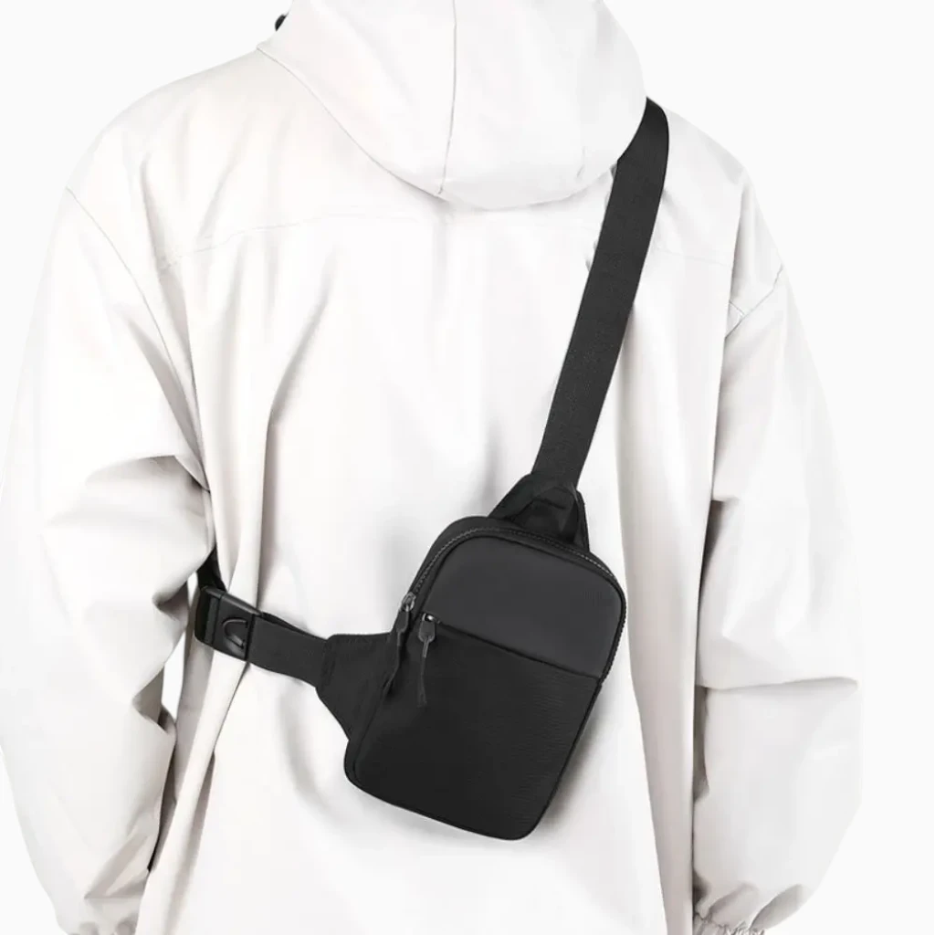 Sac ceinture porté croisé montrant l'accès facile au téléphone et objets