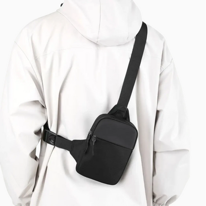 Sac ceinture porté croisé montrant l'accès facile au téléphone et objets