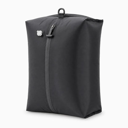 Démonstration d'un sac de compression rempli de vêtements compressés et organisés