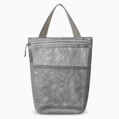 Sac de toilette gris en maille aérée avec poignée, vue de trois-quarts