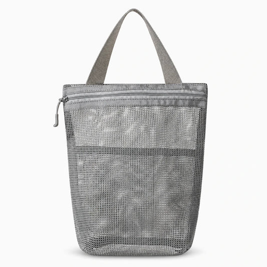 Sac de toilette gris en maille aérée avec poignée, vue de trois-quarts