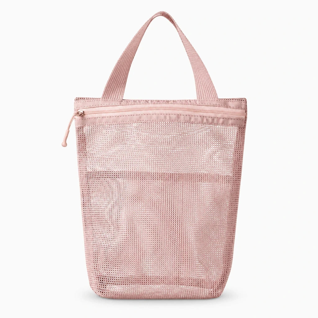 Sac de toilette rose en filet transparent, vue de trois-quarts