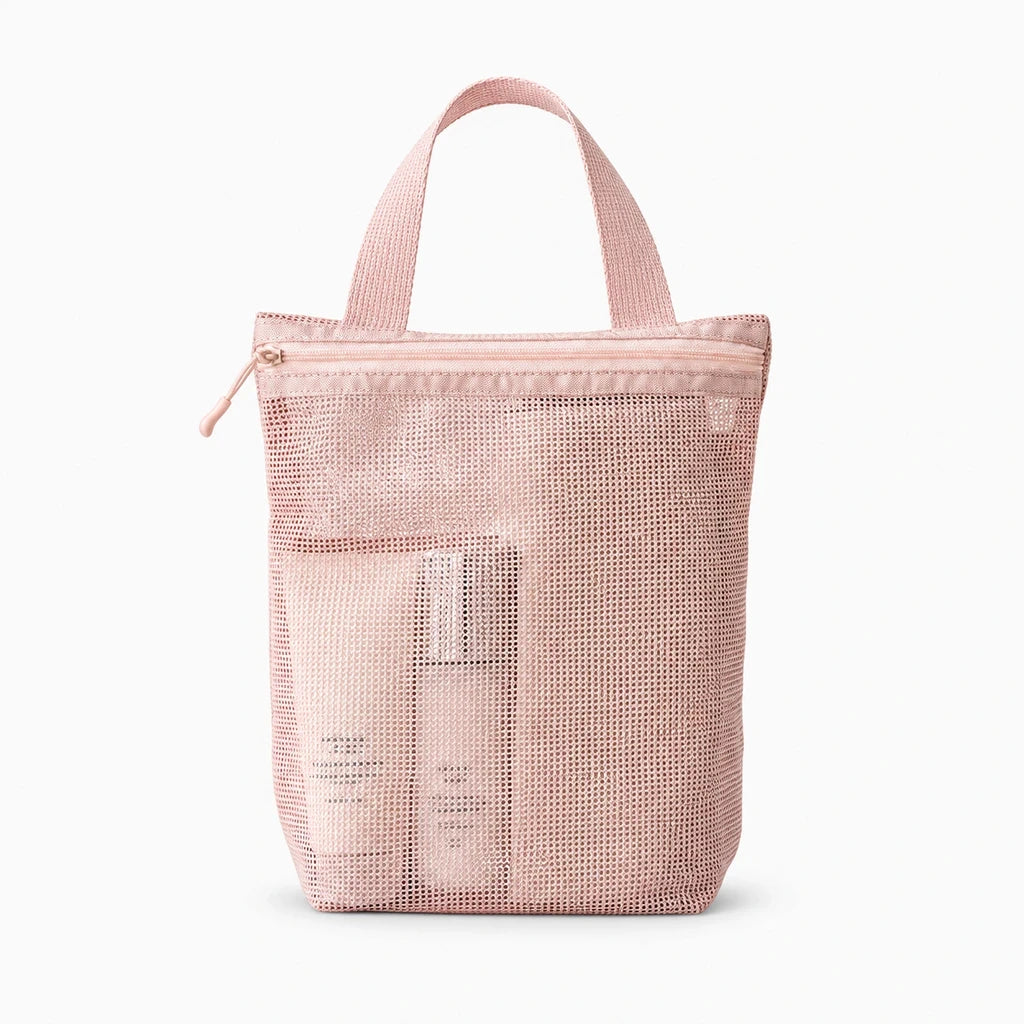 Trousse de toilette rose en filet, contours visibles, vue de trois-quarts